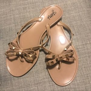 Stori Rockstud Bow Sandal